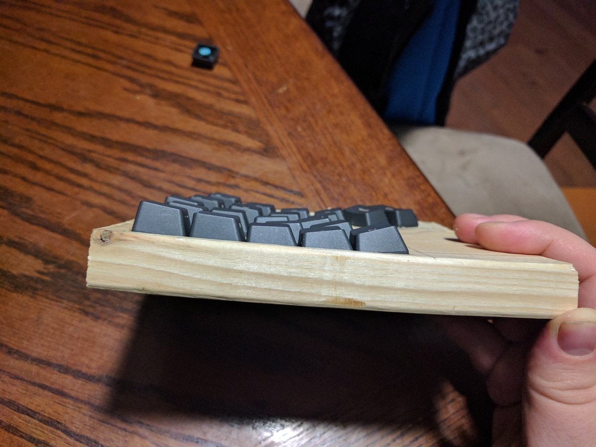Side profile of left hand of keyboard